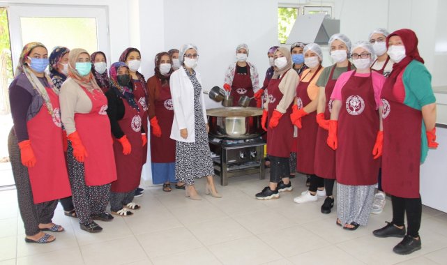 Adıyamanlı kadınlar, 'Dut yaprağı' ile kanserojensiz pekmez yapıyor