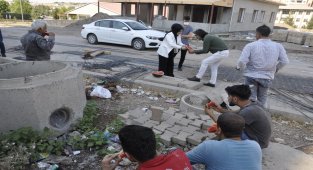 Ak Parti Yenişehir İlçe Başkanı Kaya, inşaat işçilerine karpuz ikram etti