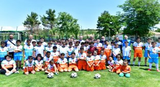 Başkan Çınar, futbol okulunu ziyaret etti