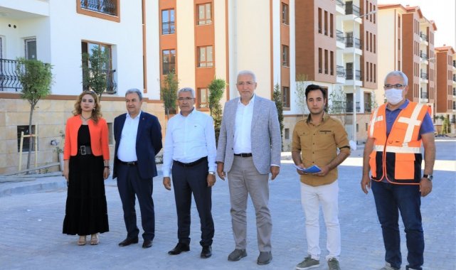 Başkan Güder deprem konutlarında incelemelerde bulundu