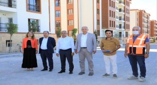 Başkan Güder deprem konutlarında incelemelerde bulundu