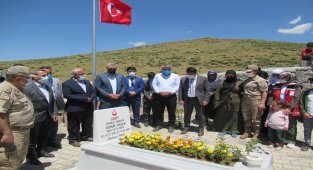 Bingöl'de depremde şehit olan korucu kabri başında anıldı