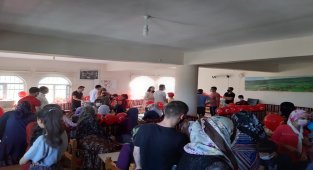 Bir Paket Mutluluk Derneği'nden Dicle'de 100 aileye ayakkabı yardımı