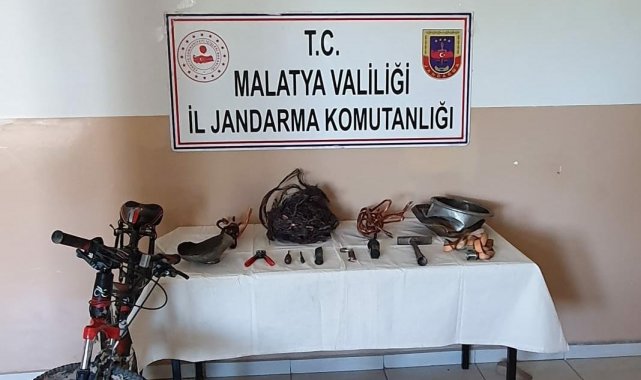 Çaldığı eşyaları bisikletle götürürken yakalandı