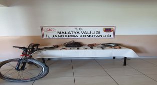 Çaldığı eşyaları bisikletle götürürken yakalandı