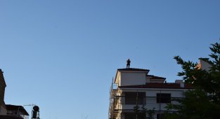 Çıktığı çatıdan kendi indi, arkadaşını çıkardı