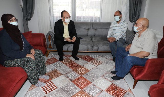 Depremde en büyük acıyı yaşayan babaya anlamlı ziyaret