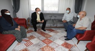Depremde en büyük acıyı yaşayan babaya anlamlı ziyaret