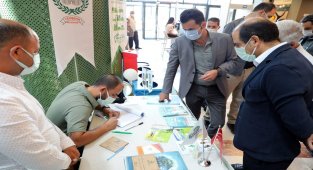 Diyarbakır'da ambalaj atığı getirene fidan hediye edildi