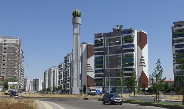 Diyarbakır'da baz istasyonu, dev karpuz maketi ile kamufle edildi