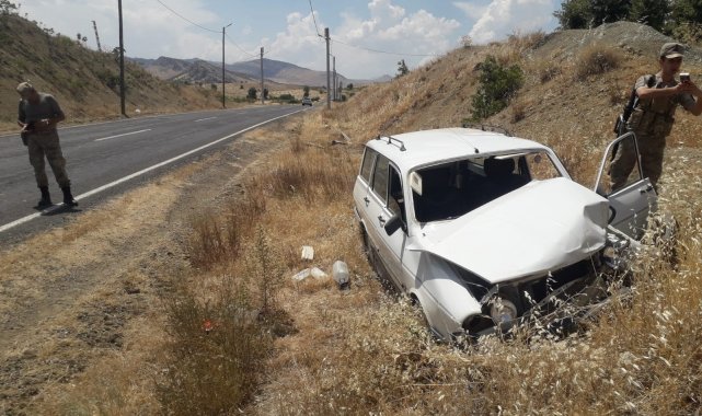 Diyarbakır'da seyir halindeki otomobil kaza yaptı, sürücü yaralandı