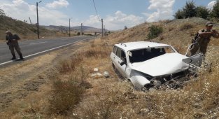 Diyarbakır'da seyir halindeki otomobil kaza yaptı, sürücü yaralandı
