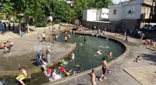 Diyarbakır'da sıcaktan bunalan çocuklar süs havuzlarını doldurdu