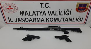 Durdurulan araçta silahlar ele geçirildi