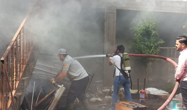 Elazığ'da ev yangını: 2 kişi dumandan etkilendi