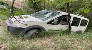 Elazığ'da hafif ticari araç şarampole uçtu: 3 yaralı