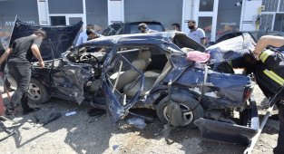 Elazığ'da kamyonete arkadan çarpan otomobil hurdaya döndü: 2 yaralı