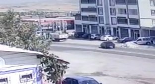 Elazığ'da otomobilin hurdaya döndüğü kaza, kameralara yansıdı