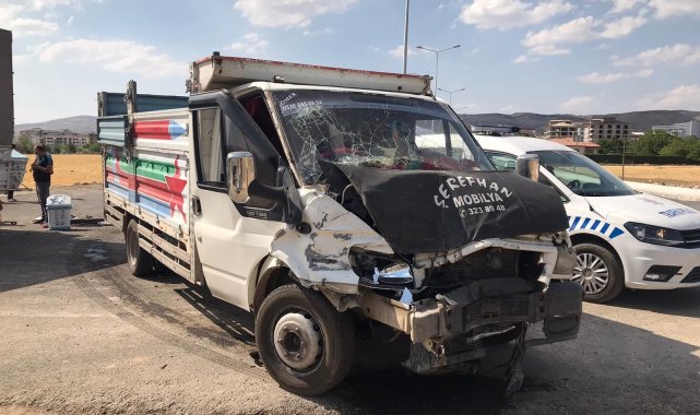 Elazığ'da pikaplar çarpıştı: 3 yaralı
