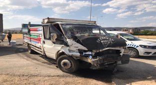 Elazığ'da pikaplar çarpıştı: 3 yaralı