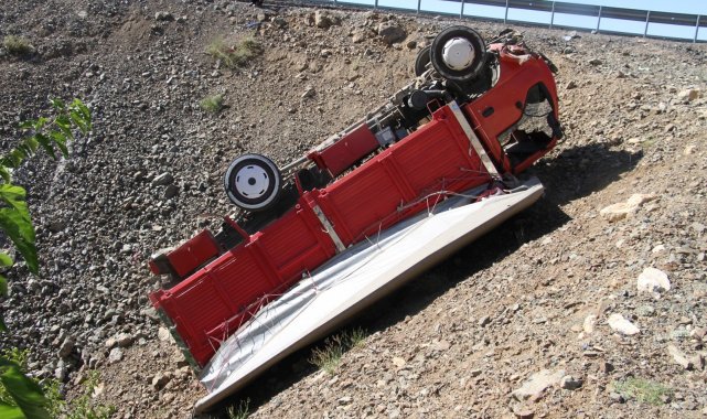 Elazığ'da şarampole uçan kamyonet ters döndü: 1 yaralı