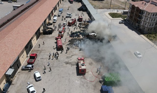 Elazığ'da sebze hali deposu alevlere teslim oldu