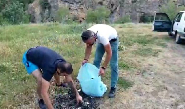 Erzincan ve Tuncelili arkadaş grubu Pülümür Vadisinde çöp topladı