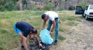 Erzincan ve Tuncelili arkadaş grubu Pülümür Vadisinde çöp topladı