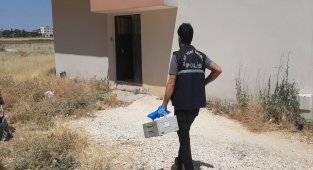 Eşinin silahıyla kazara kendisini vurdu
