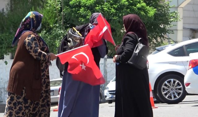 Evlat nöbetine katılan anne Türk Bayrağını görünce sarılarak öptü