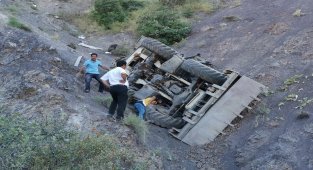 Freni patlayan iş makinesi uçurumdan uçtu: 1 ölü
