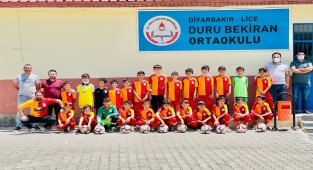 Galatasaray'dan Diyarbakır'daki köy okuluna malzeme desteği