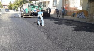 Gölbaşı ilçesinde sıcak asfalt çalışmaları devam ediyor