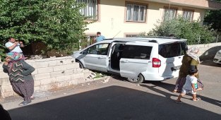 Hafif ticari araç bahçeye girdi