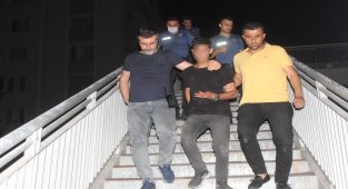 Hakkında soruşturma açıldığını iddia ederek üst geçitten atlamak istedi