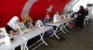 HDP önündeki evlat nöbetindeki anne: "Oğlumun elinden mikrofonu aldılar, silah verdiler"