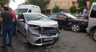 İki otomobil çarpıştı: 3 yaralı