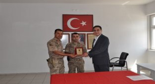Jandarmaya başarı belgesi