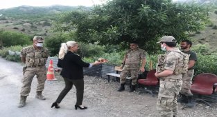 Jandarmaya topladıkları organik meyveleri ikram ettiler