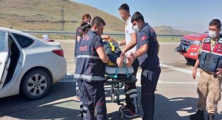 Kazada araçta sıkışan sürücüyü itfaiye ekipleri kurtardı