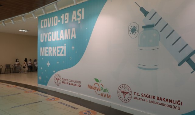Malatya'da AVM'de aşılama devam ediyor