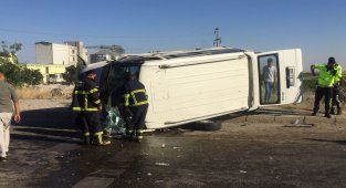 Minibüs kaldırıma çapıp devrildi: 5 yaralı