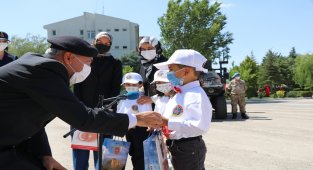 Minik öğrencilerden, jandarmaya anlamlı ziyaret