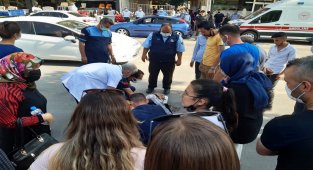 Otomobil yayaya çarptı, hastaneden koşarak gelen doktor ilk müdahaleyi yaptı