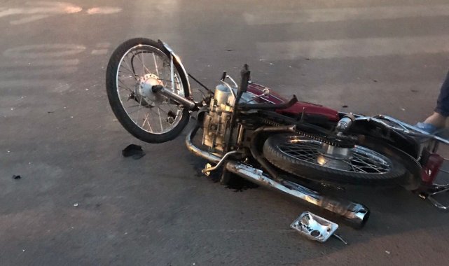 Otomobille çarpışan motosikletin sürücüsü yaralandı