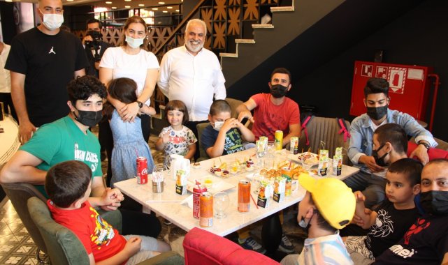 Pandemiye rağmen İstanbul'da 8'inci şubesini açan Hacıbaba Pastanelerinin şeref konuğu otizmli çocuklar oldu