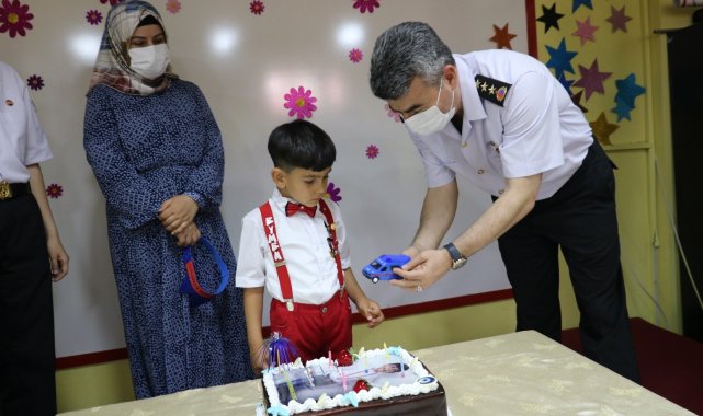 Şehit çocuğuna doğum günü sürprizi