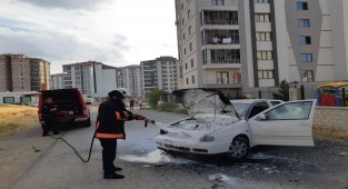 Seyir halindeki otomobil alev aldı