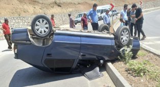Ters dönen otomobilden burnu kanamadan çıktı