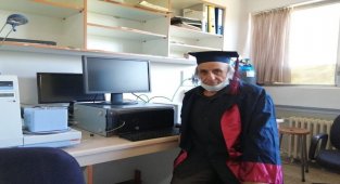 Üniversiteyi 1988'de bırakmıştı, tekrar başladı 67 yaşında mezun oldu